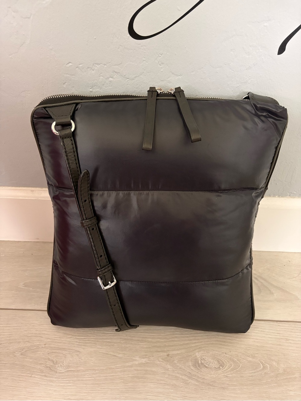 NWOT Tumi Black Puffer Laptop Crossbody Bag - Picture 2 of 12